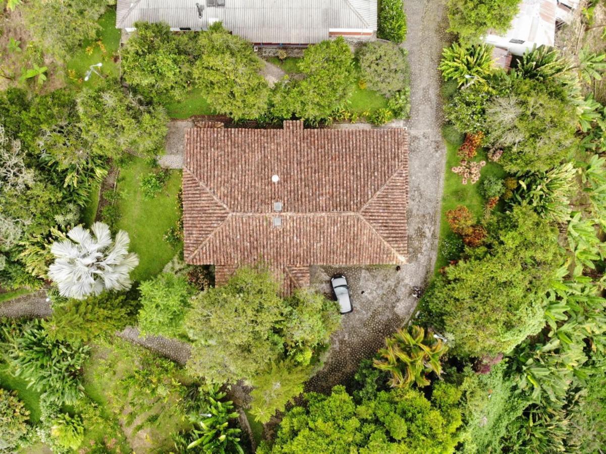 Finca La Colina Bed & Breakfast Calarca Exterior photo