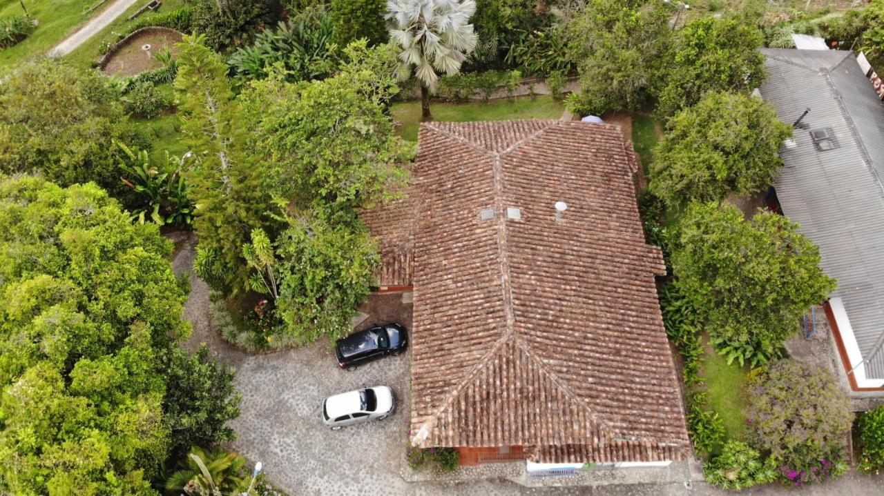 Finca La Colina Bed & Breakfast Calarca Exterior photo