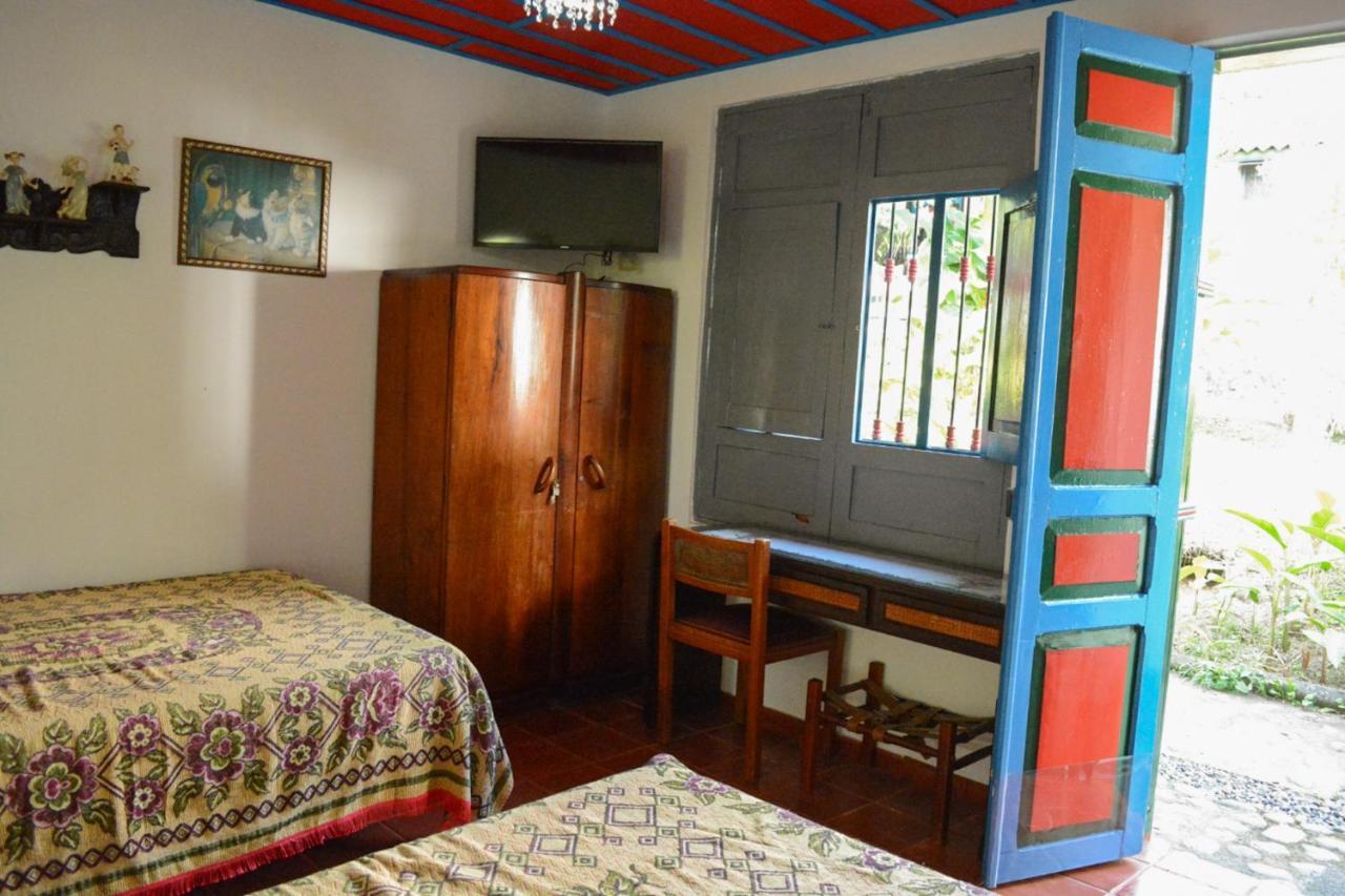 Finca La Colina Bed & Breakfast Calarca Exterior photo