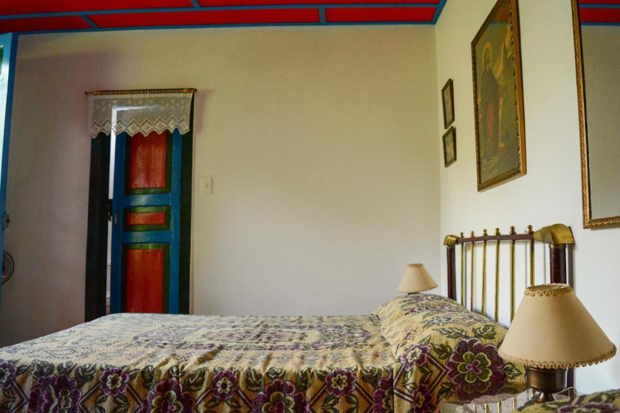 Finca La Colina Bed & Breakfast Calarca Exterior photo