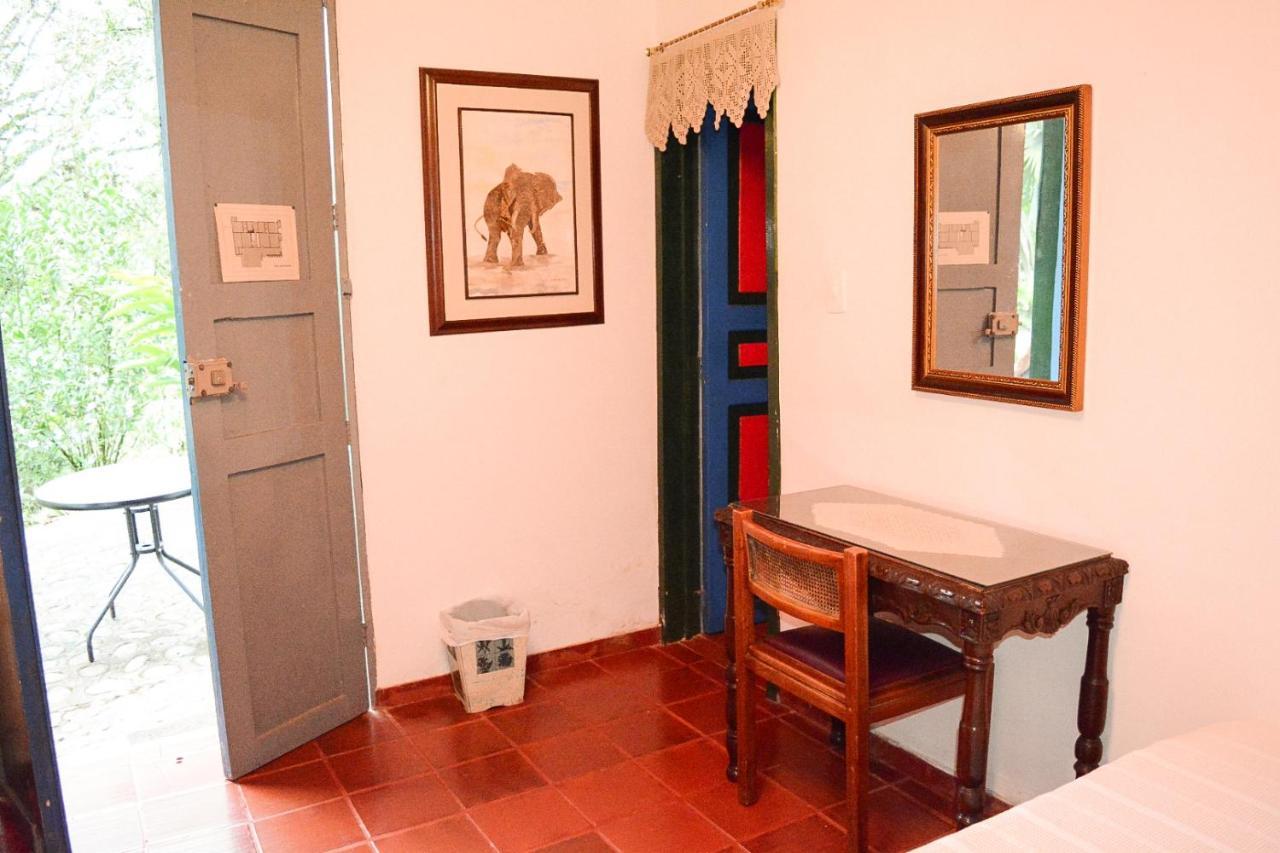 Finca La Colina Bed & Breakfast Calarca Exterior photo